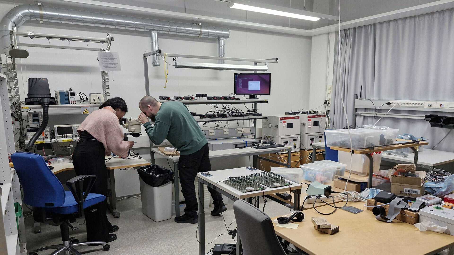 Picture of Wirepas RD team members in the lab
