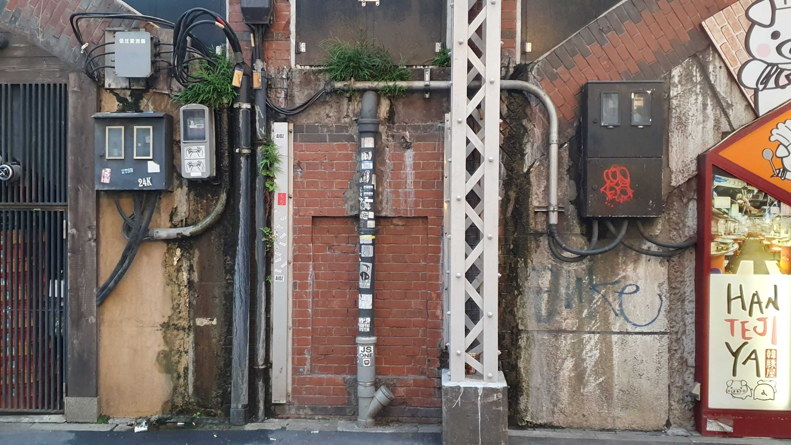 Image of a smart electricity metering setup in the streets of India